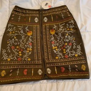 Green front zip floral stitched skirt